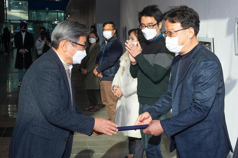 201127_계양구_사진공모전_시상_충칭시_사핑바구_사진교류전_(2).jpg 이미지