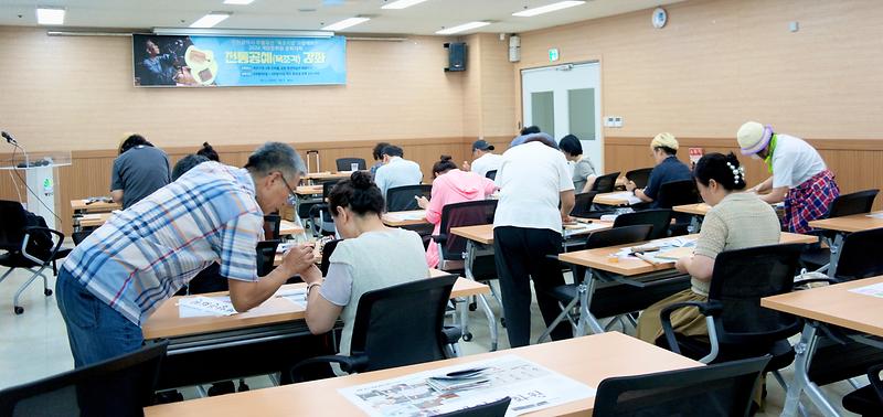 2024_문화대학_전통공예강좌_목조각장과_함께_4.jpg 이미지