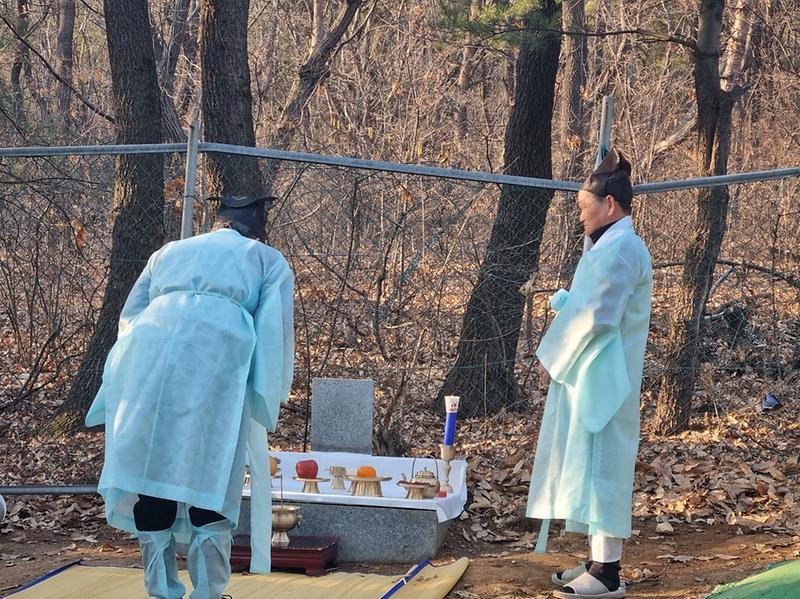 산천제 본 제례가 시작하기 전에 계양산신께 인사를 먼저 올립니다. 이미지